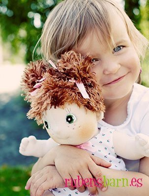 niña pequeña con muñeca